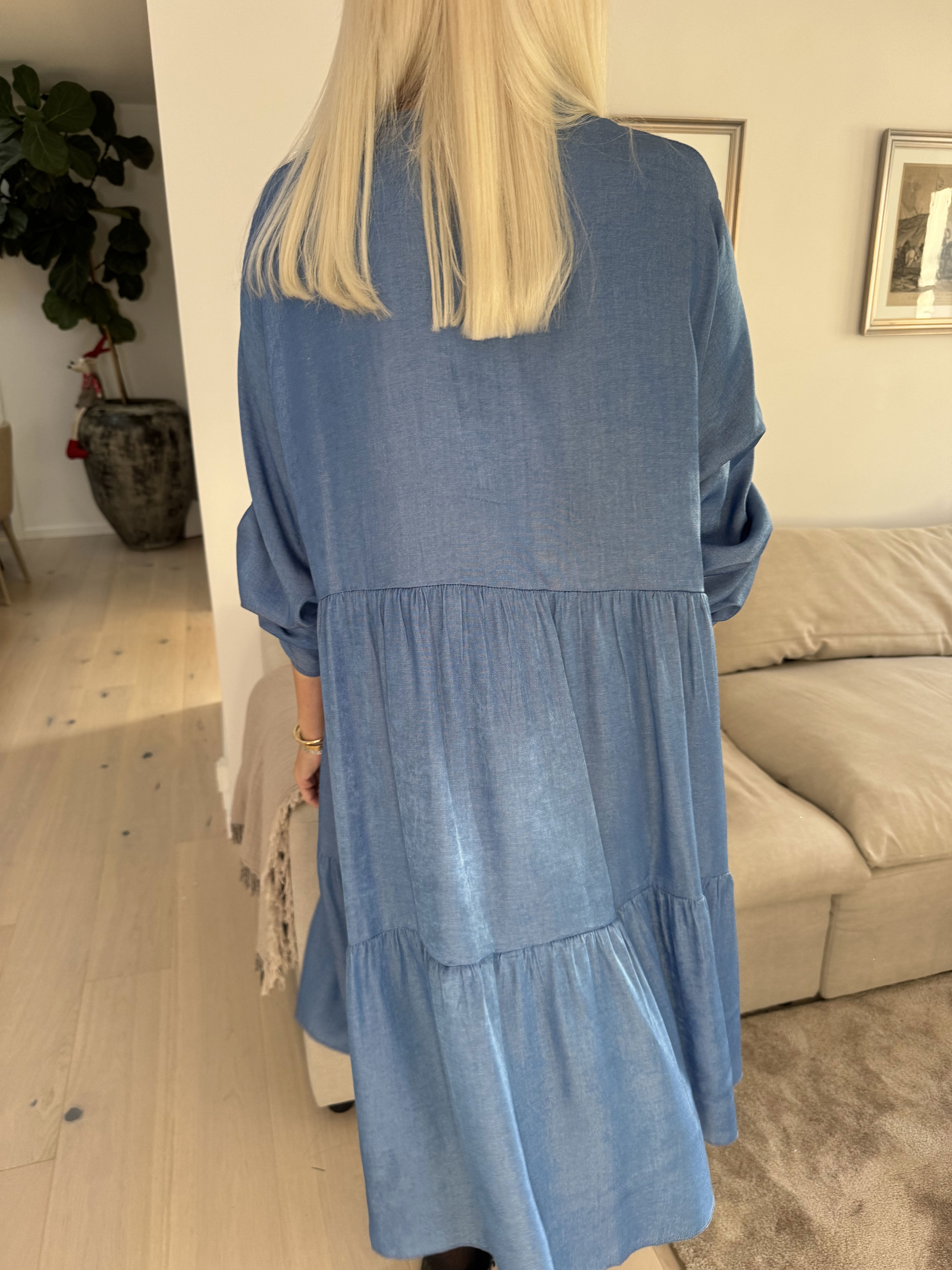 Milano Denim Midi - Sød kjole i viskose med lag på lag look
